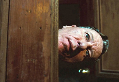 Geoffrey Rush la tête penchée