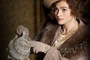 Helena Bonham Carter se sert du thé