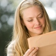 Jeune fille lit une lettre Cher JOhn