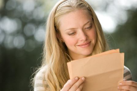 Jeune fille lit une lettre Cher JOhn