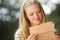 Jeune fille lit une lettre Cher JOhn