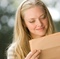 Jeune fille lit une lettre Cher JOhn - Cher John 