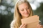 Jeune fille lit une lettre Cher JOhn