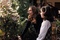 vera farmiga montrant quelquechose a isabelle fuhrman