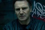 Liam neeson devant un graffiti