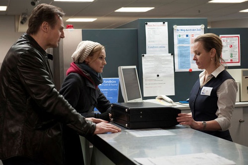 liam neeson et diane kruger prenant une valise
