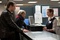 liam neeson et diane kruger prenant une valise