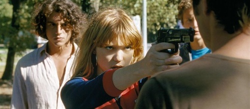 l  a seydoux pointant une arme