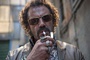 jos   garcia allumant sa cigarette