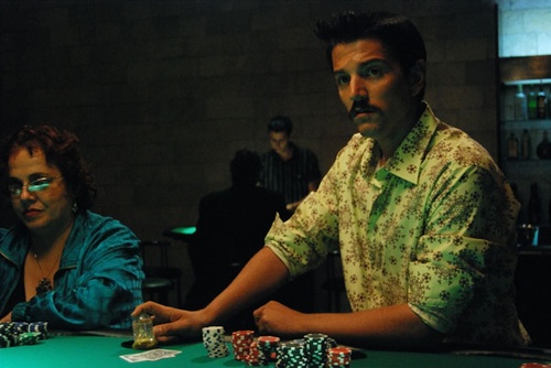 diego luna jouant au poker