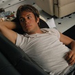 gael garcia bernal sur son soffa