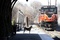 hatchi regardant un train