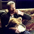 richard gere et hatchi mangeant des pop corn