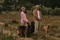 jessica haines et john malkovich promenant leur chien