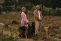 jessica haines et john malkovich promenant leur chien