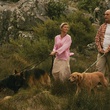 jessica haines john malkovich promenant leur chien