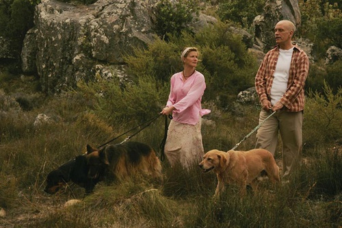jessica haines john malkovich promenant leur chien