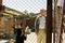john malkovich devant des cages a chien