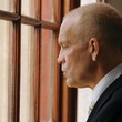 john malkovich regardant par la fen  tre