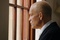 john malkovich regardant par la fen  tre