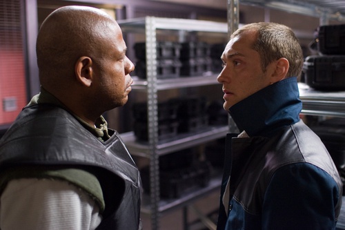 Les repo men face    face