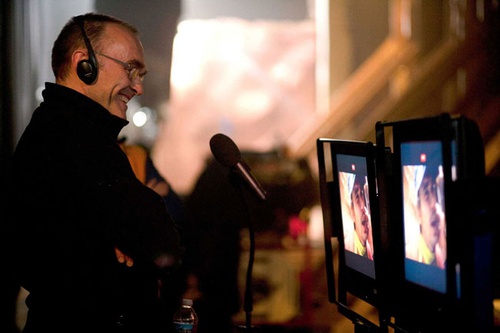 Danny Boyle devant l'écran de contrôle