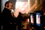 Danny Boyle devant l'écran de contrôle