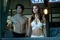 Tekken homme et femme regardent en haut