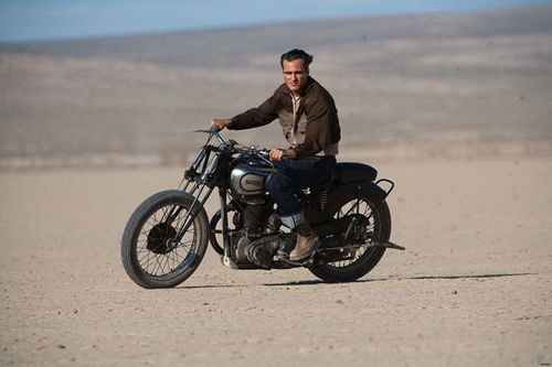 joaquin-phoenix-sur-sa-moto-jpg