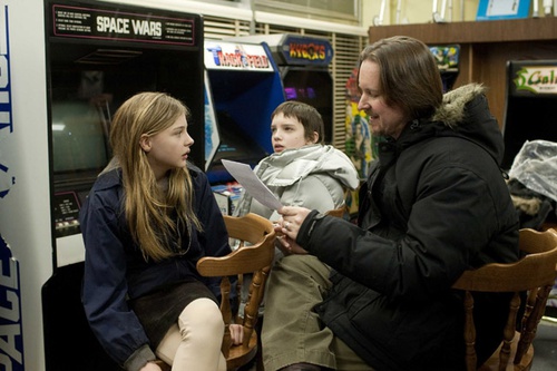 chloe moretz kodi smit mcphee matt reeves r  alisateur