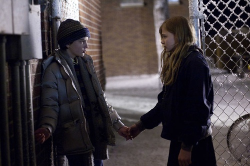 kodi smit mcphee donnant la main    chloe moretz