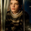 kodi smit mcphee regardant par la fenetre