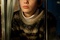 kodi smit mcphee regardant par la fenetre