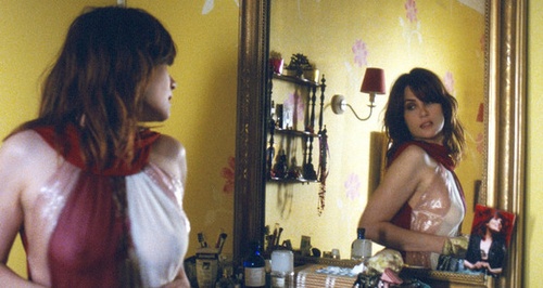 Emmanuelle Seigner dans Chicas