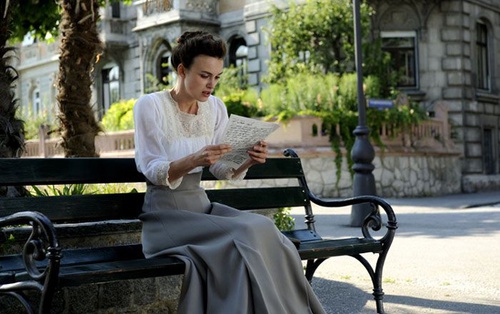 keira-knightley-lisant-les-notes-jpg