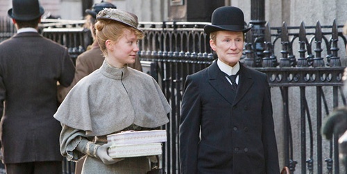 mia-wasikowska-glenn-close-jpg