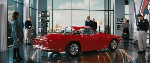 une-voiture-rouge-exposee-pour-le-casse-de-central-park-jpg