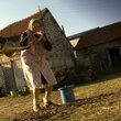 Femme devant la maison