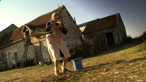 Femme devant la maison
