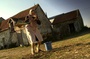 Femme devant la maison