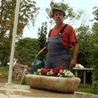 homme arrose ses fleurs
