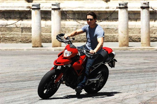 tom cruise a moto