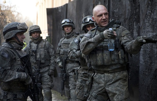 ralph-fiennes-et-ses-soldats-jpg