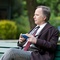 Fabrice Luchini assis sur un banc - Les femmes du 6e étage 