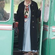 Lola Dueñas descend du bus