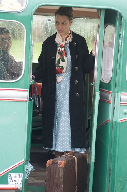 Lola Dueñas descend du bus