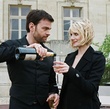 Clovis Cornillac sert du champagne à Mélanie Laurent