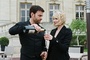 Clovis Cornillac sert du champagne à Mélanie Laurent