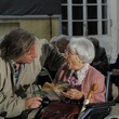 Gérard Depardieu et Gisèle Casadesus dans un fauteuil