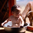 Bébé dans une bassine